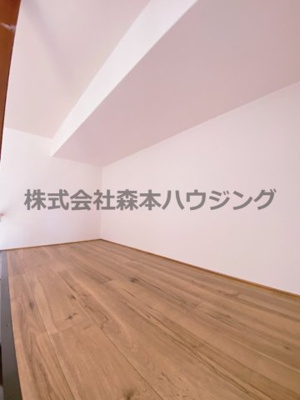 【寝室】 | 　リバーイースト・クレムリン | 収納上部がロフトスペースになっています。