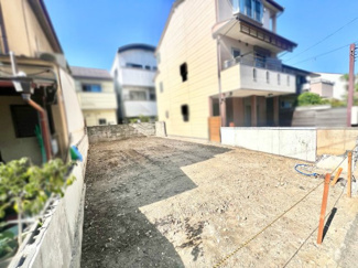 【前面道路含む現地写真】 | 山科区西野大鳥井町　土地 | 間口は約6.4ｍです。更地ですので、解体費用や撤去作業の手間がかからず、すぐに建築に進めます。