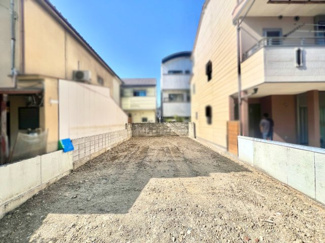 【前面道路含む現地写真】 | 山科区西野大鳥井町　土地 | 更地渡しですぐに建築に取り掛かれます！
また整形地ならではの敷地で、自由度の高い住まいづくりが可能です。