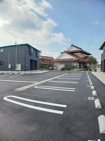 カーサ　フェリーチェ　Ａ棟の駐車場|車をお持ちの方に嬉しい駐車場付きの物件です