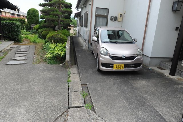 吉田３丁目中古住宅の駐車場