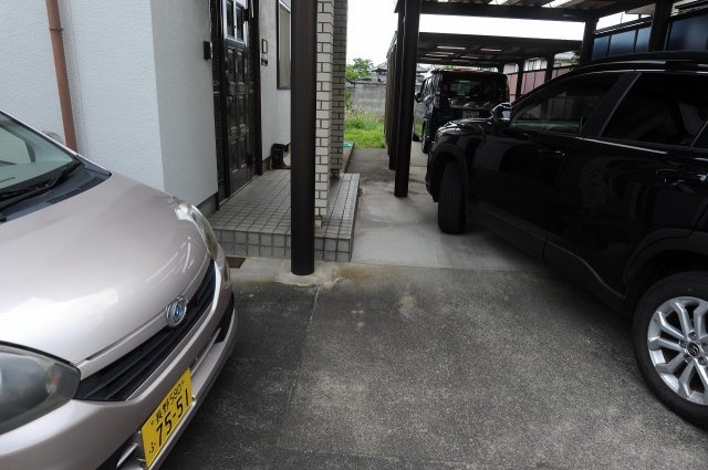 吉田３丁目中古住宅の駐車場
