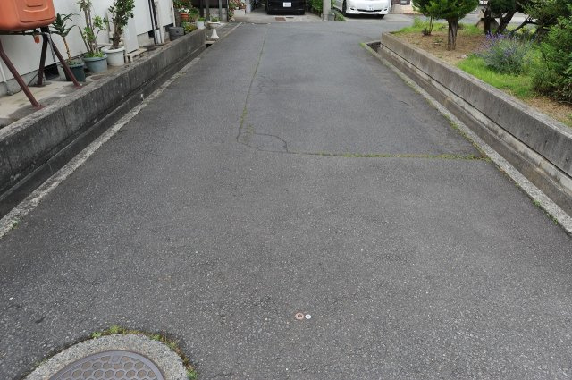 吉田３丁目中古住宅の前面道路含む現地写真