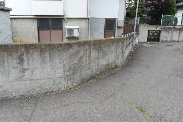 吉田３丁目中古住宅の前面道路含む現地写真