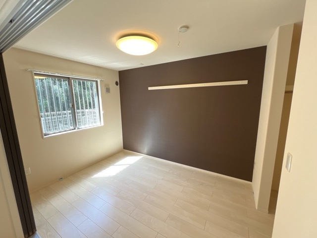 落ち着いて過ごせるお部屋なので、寝室にいかがでしょうか