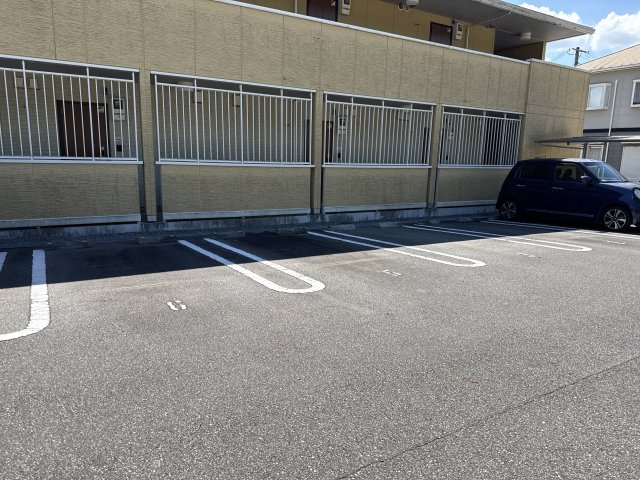 サンブランシュセジュールの駐車場