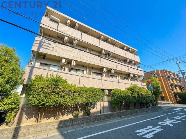 オートロックで外部の人間が簡単に出入りできないため安心です。