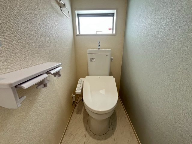 リーブルガーデン与那原町与那原 1号棟（全4棟）※本日内覧可能※のトイレ|清潔感のあるトイレです
