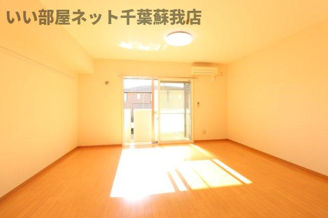 サンライズ鎌取の居間・リビング|こちらの居間で趣味の時間をお楽しみください