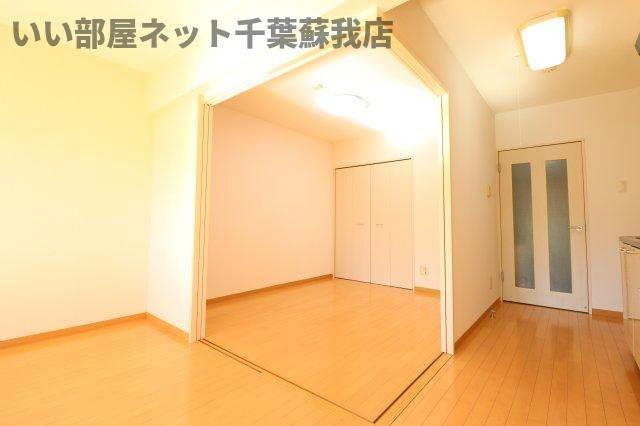 サンライズ鎌取の寝室|広くて明るい寝室