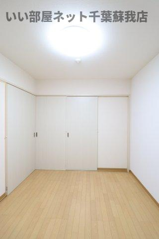サンライズ鎌取の洋室|落ち着いた色調の洋室です