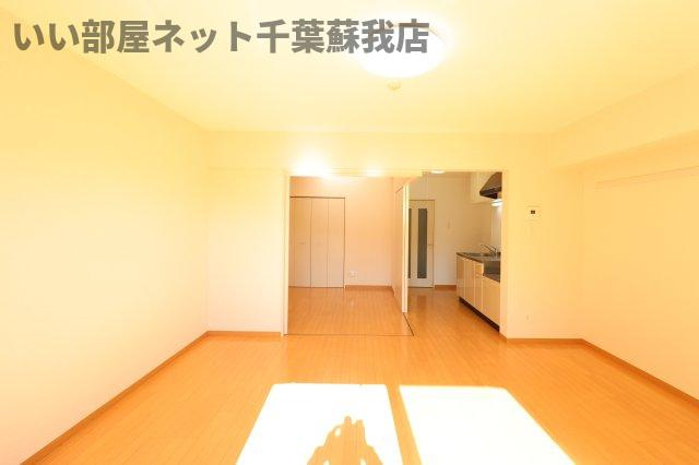 サンライズ鎌取の居間・リビング|こちらの居間で趣味の時間をお楽しみください