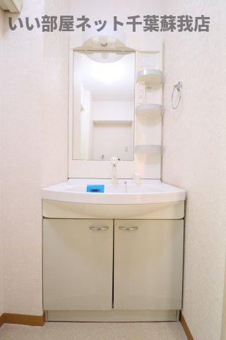 サンライズ鎌取の洗面所|明るい洗面所です