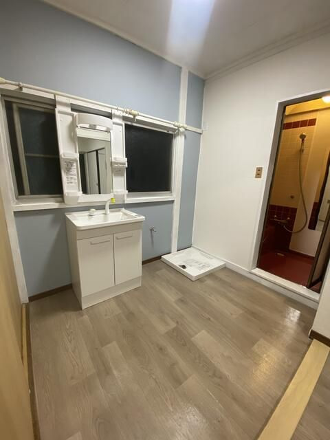 三角町戸建ての独立洗面台