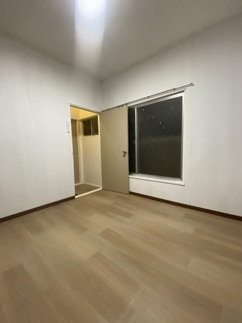 三角町戸建ての洋室