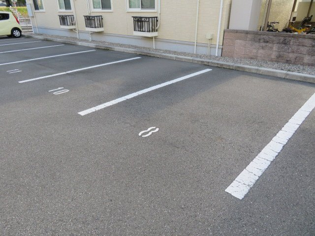 サンブランシュファミーユ A棟の駐車場
