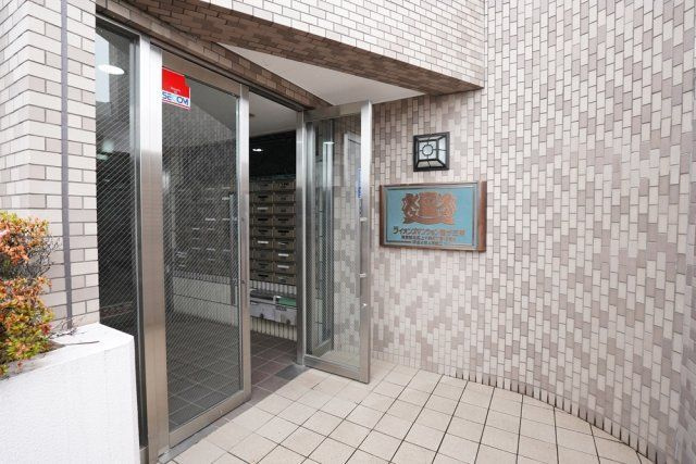 ライオンズマンション西が丘南のエントランス