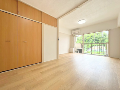 【洋室】 | 日吉第7コーポH棟　日吉本町まで4分/日吉まで14分/Renovation物件/周辺お買い物施設充実 | ◆リビングは一日中太陽の光が射し込みます。家族が集まる空間は、自然と笑顔が溢れます！