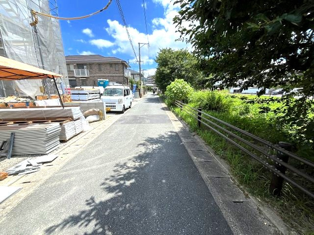 【その他】 | 福岡市早良区梅林6丁目第6　1号棟（全2棟）【仲介手数料無料・0円】 | 現地写真。前面道路です。