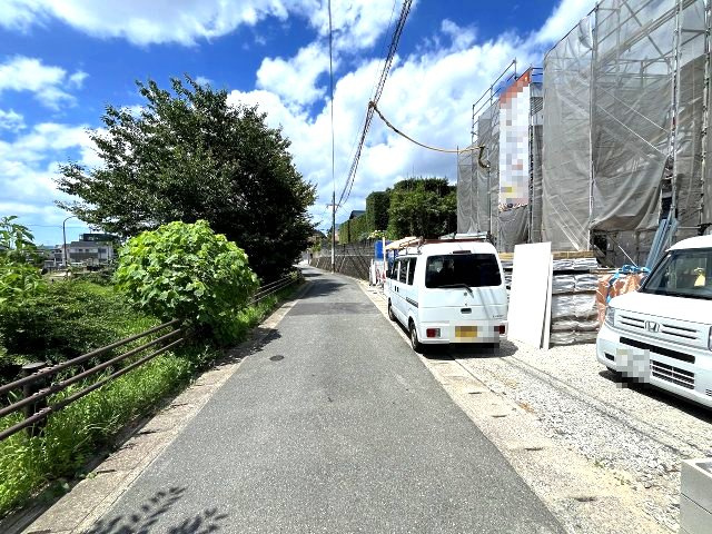【その他】 | 福岡市早良区梅林6丁目第6　1号棟（全2棟）【仲介手数料無料・0円】 | 現地写真。前面道路です。