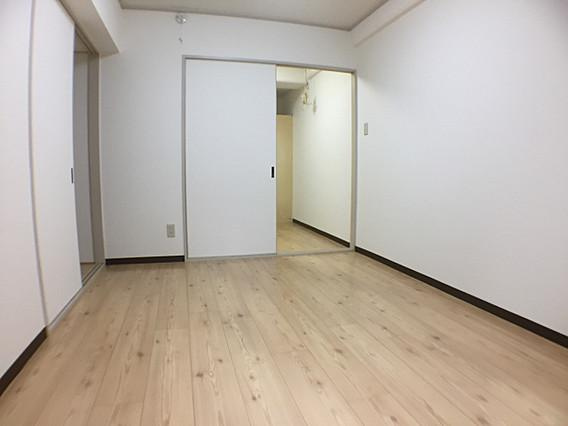 ドルフ西岡本の居間・リビング