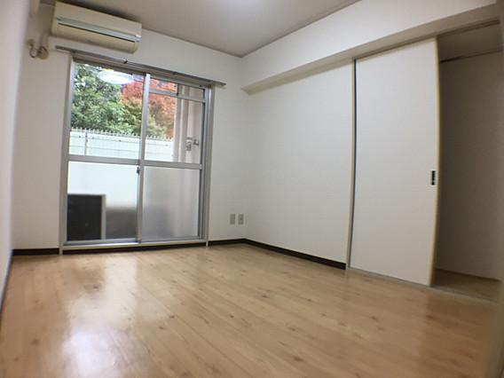 ドルフ西岡本の居間・リビング