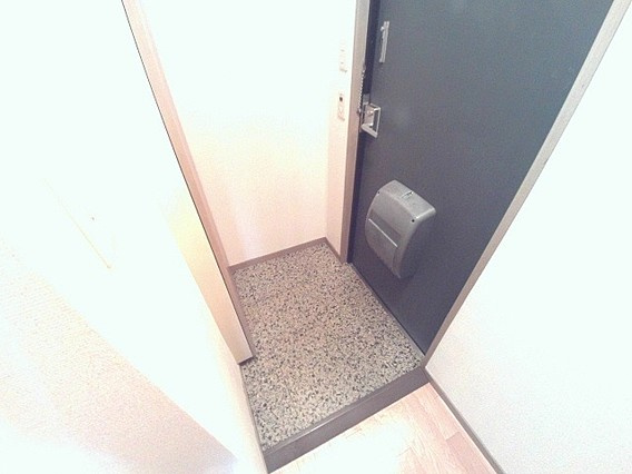 西之町ハイツの玄関
