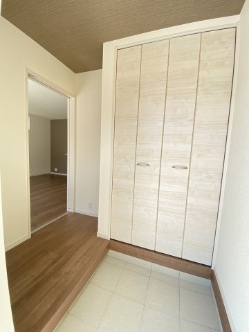【玄関】 | 福岡市早良区梅林6丁目第6　2号棟（全2棟）【仲介手数料無料・0円】 | 施工例。施工例は完成時と異なる場合があります。