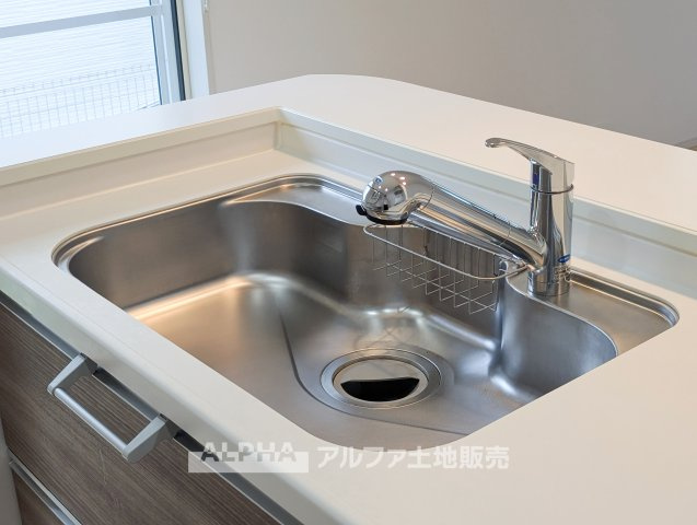 東京都あきる野市引田 【中古戸建】のキッチン|【Water cleaner】
◆浄水器◆蛇口から流れ出すお水はクリーンでいつも楽しめます。また浄水器内臓シャワー混合栓なので場所取らずのスッキリとしたスタイルです。