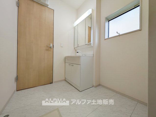 東京都あきる野市引田 【中古戸建】の独立洗面台|【Powder room】
◆独立洗面台◆身支度がはかどる独立洗面台を採用。鏡まわりや下部収納を活用することで、日用品を整理しやすく清潔感のある空間を保てます。
