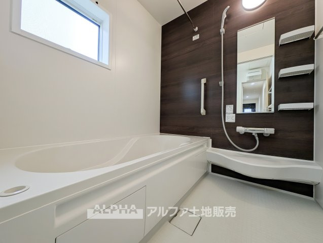 東京都あきる野市引田 【中古戸建】の浴室|【Relax bath】
◆バスルーム◆やわらかな照明に包まれた浴室空間。ゆったり湯船に浸かりながら、一日の疲れを癒し、心まで落ち着く時間を過ごせます。
