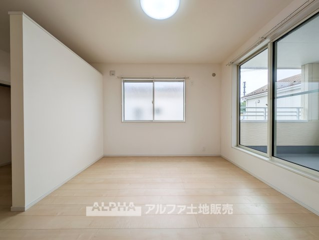 東京都あきる野市引田 【中古戸建】の洋室|【smart room】
◆機能性を備えた空間◆シンプルな形状で家具配置がしやすく、生活スタイルに合わせた使い方が可能。日常に取り入れやすい洋室です。