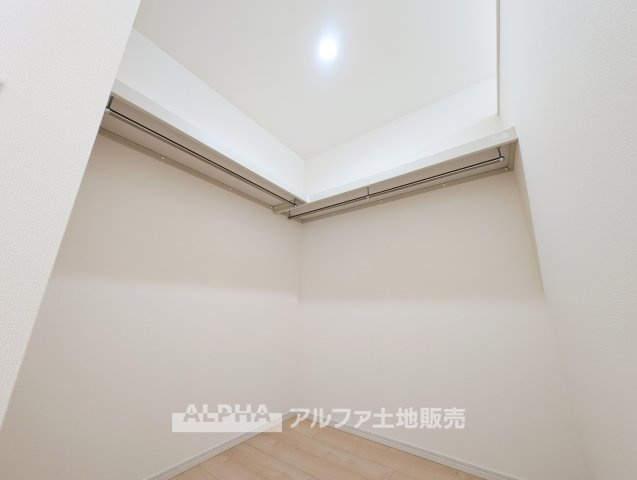 東京都あきる野市引田 【中古戸建】の収納|【walk in closet】
◆ウォークイン・クローゼット◆大好きな服、大事なバッグやアクセサリー、そして大切な思い出の品々。そんなものを傍らにそっと置いておきたい。そんな時に重宝しますね