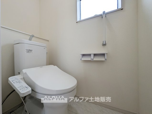 東京都あきる野市引田 【中古戸建】のトイレ|【Warm water flush toilet】
◆温水洗浄便座付きトイレ◆お掃除も楽々。快適に過ごすためには今や欠かせない設備の一つです。壁掛けリモコンで使いやすくいつでも清潔に保てます。