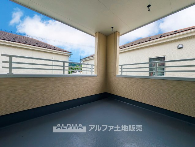 東京都あきる野市引田 【中古戸建】のバルコニー|【Balcony】◆バルコニー◆日当たりの良いバルコニーは、洗濯物がよく乾くだけでなく、外の空気を感じながらひと息つける場所。暮らしに心地よい余白をもたらします。