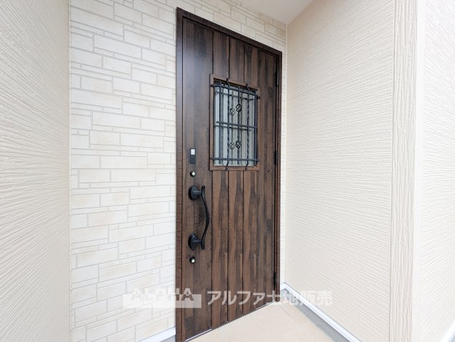 東京都あきる野市引田 【中古戸建】の玄関|【Welcome Space】
◆玄関◆帰宅時にほっとできる、穏やかな空気感の玄関。整った空間が日々の切り替えを自然にサポートし、来客時にも好印象を与えます。