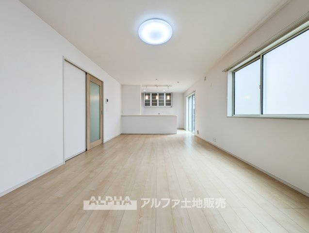 東京都あきる野市引田 【中古戸建】の居間・リビング|【Living Space】
◆暮らしの中心◆
家族との団らんや来客時のおもてなし、お子様の遊び場や学習スペースなど、さまざまなライフシーンに対応するリビングです。