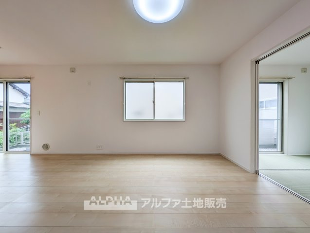東京都あきる野市引田 【中古戸建】の居間・リビング|【Living Room】
◆家族時間を育む◆
朝は食卓を囲み、昼はお子様の遊び場、夜は家族団らんのひととき。時間帯ごとに異なる役割を担い、暮らしの中心となるリビングです。
