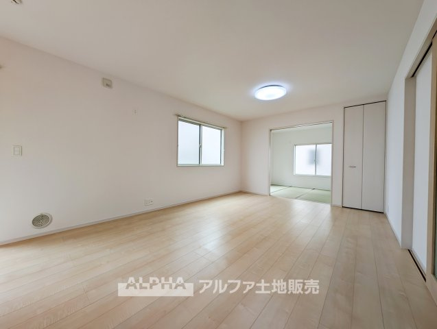 東京都あきる野市引田 【中古戸建】の居間・リビング|【Life Stage】
◆暮らしに寄り添う◆
小さなお子様の遊び場から、成長後の学習スペース、ご夫婦のくつろぎの場まで、ライフステージに合わせて活用できます。