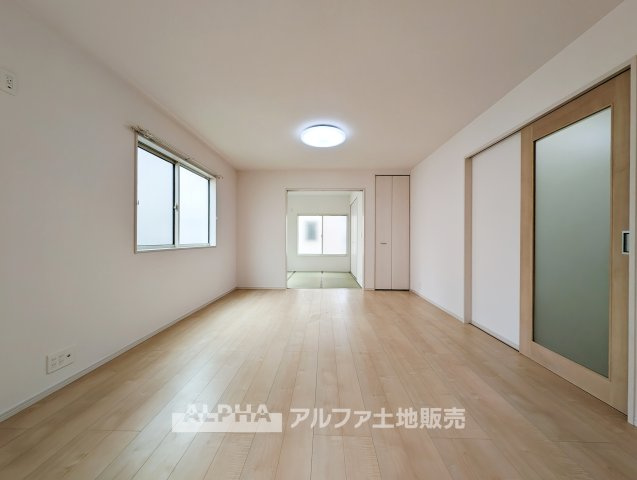 東京都あきる野市引田 【中古戸建】の居間・リビング|【Gathering Place】
◆人を招きたくなる◆
友人とのホームパーティーや、ご親族との食事会など、大切な人と過ごす時間をより心地よく演出するリビングです。