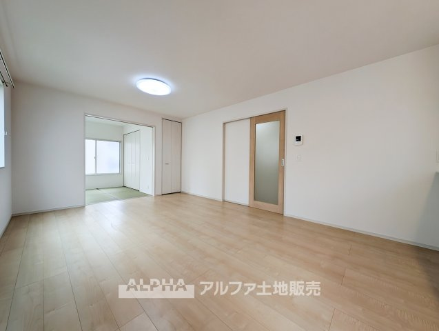 東京都あきる野市引田 【中古戸建】の居間・リビング|【Daily Scene】
◆暮らしをつなぐ場所◆
「おはよう」から「おやすみ」まで、一日のさまざまな時間が交差するリビング。家族の何気ない毎日を、心地よく支える空間です。
