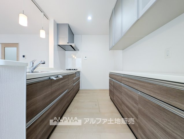 東京都あきる野市引田 【中古戸建】のキッチン|【Daily Comfort】
◆毎日を整える空間◆使いやすさに配慮されたキッチンは、料理をする時間まで楽しく感じられる場所。暮らしのリズムに自然と馴染み、心地よい日常を演出します。
