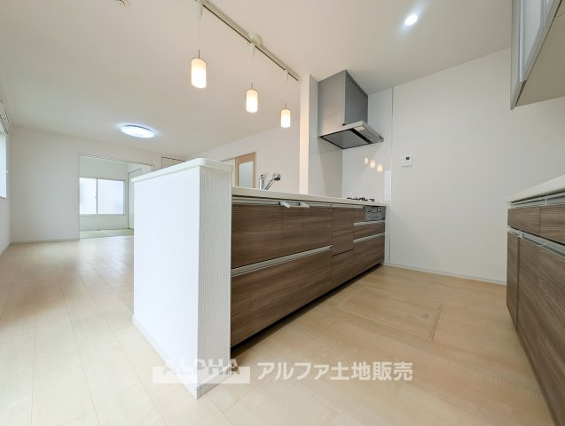 東京都あきる野市引田 【中古戸建】のキッチン|【Timeless Kitchen】
◆暮らしの真ん中にある場所◆毎日の食事も、何気ない会話も自然と集まるキッチンスペース。空間に調和するデザインが、過ごす時間そのものを心地よく変えてくれる。
