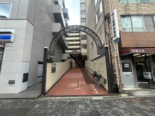 本郷壱岐坂ハイツのエントランス
