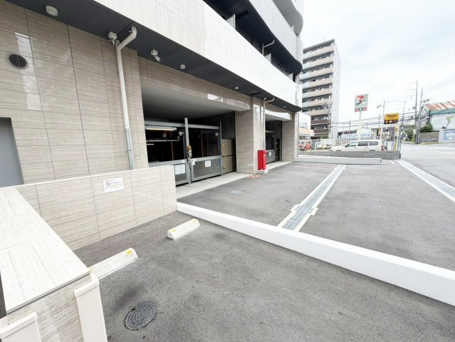 セレニテ江坂グランデの駐車場