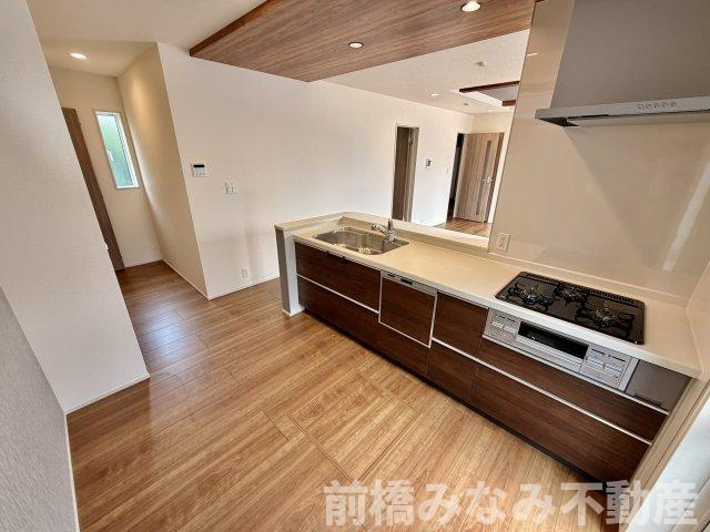 【新築】前橋市駒形町　３号棟(全３棟)　ブルーミングガーデン　新築建売分譲のキッチン|お料理しやすいキッチンです