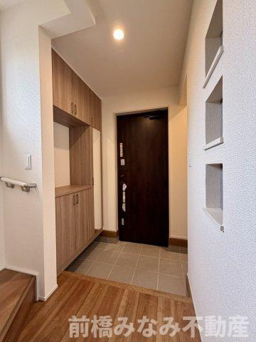 【新築】前橋市駒形町　３号棟(全３棟)　ブルーミングガーデン　新築建売分譲の玄関|ゆったりとした玄関です