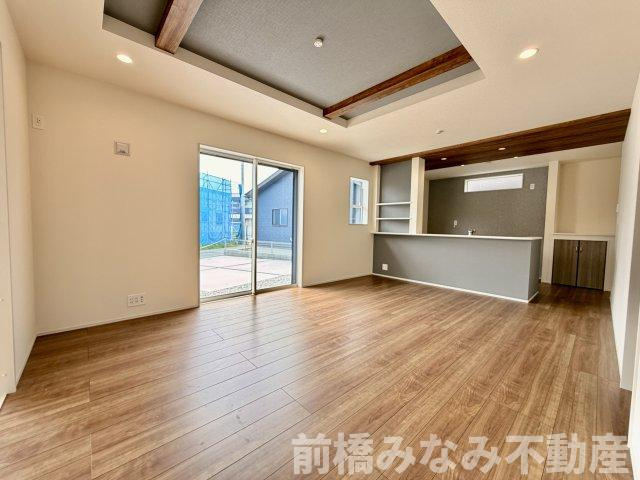 【新築】前橋市駒形町　３号棟(全３棟)　ブルーミングガーデン　新築建売分譲の居間・リビング|ゆったりとしたリビングです
