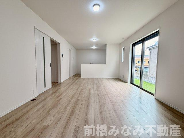 【新築】渋川市石原　B号棟(全３棟)　ハートフルタウン　新築建売分譲の居間・リビング|ゆったりとしたリビングです