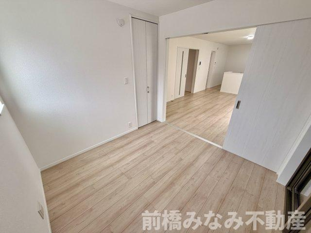 【新築】渋川市石原　B号棟(全３棟)　ハートフルタウン　新築建売分譲の洋室|広々とした洋室です